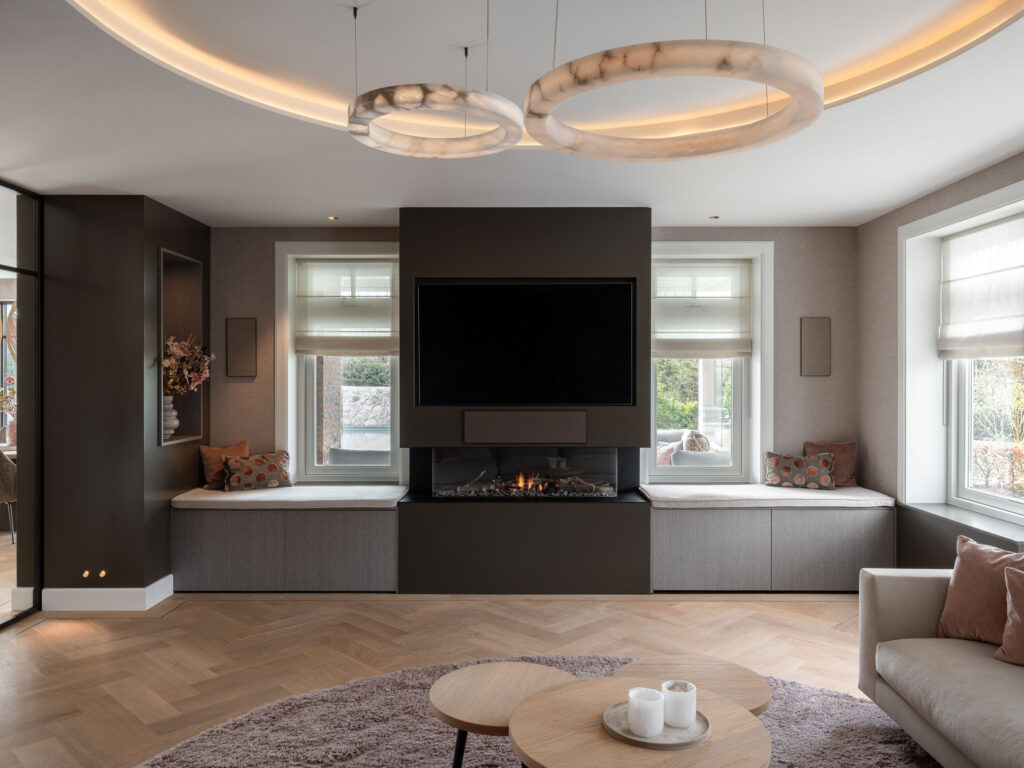 Audio in een luxe woning: hoe zorg je voor goed geluid zonder zichtbare speakers?